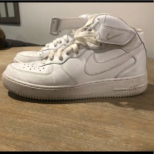 High top Air Force one’s size 8